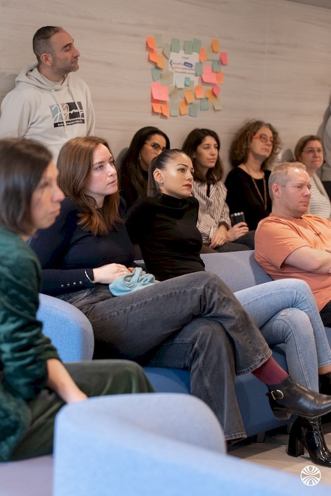 Moment d’échange entre collaborateurs ViaXoft