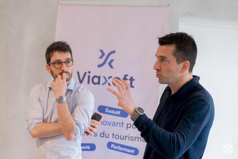 Échange entre collaborateurs dans les locaux de ViaXoft