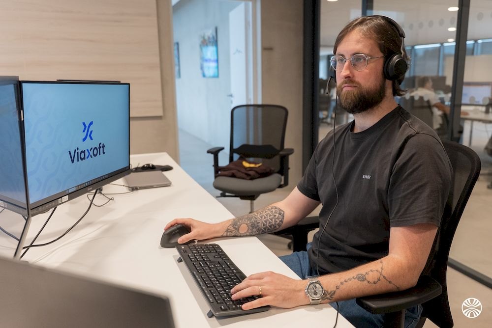 Développeur ViaXoft à son poste de travail
