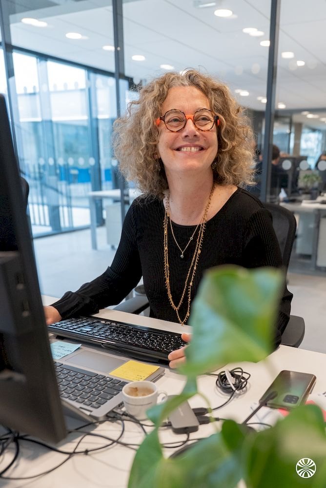 Collaboratrice ViaXoft à son poste de travail