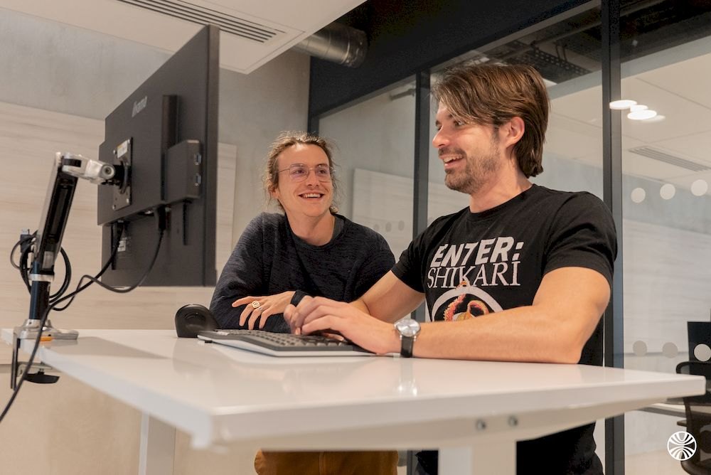 Deux collaborateurs ViaXoft échangent autour d’un écran